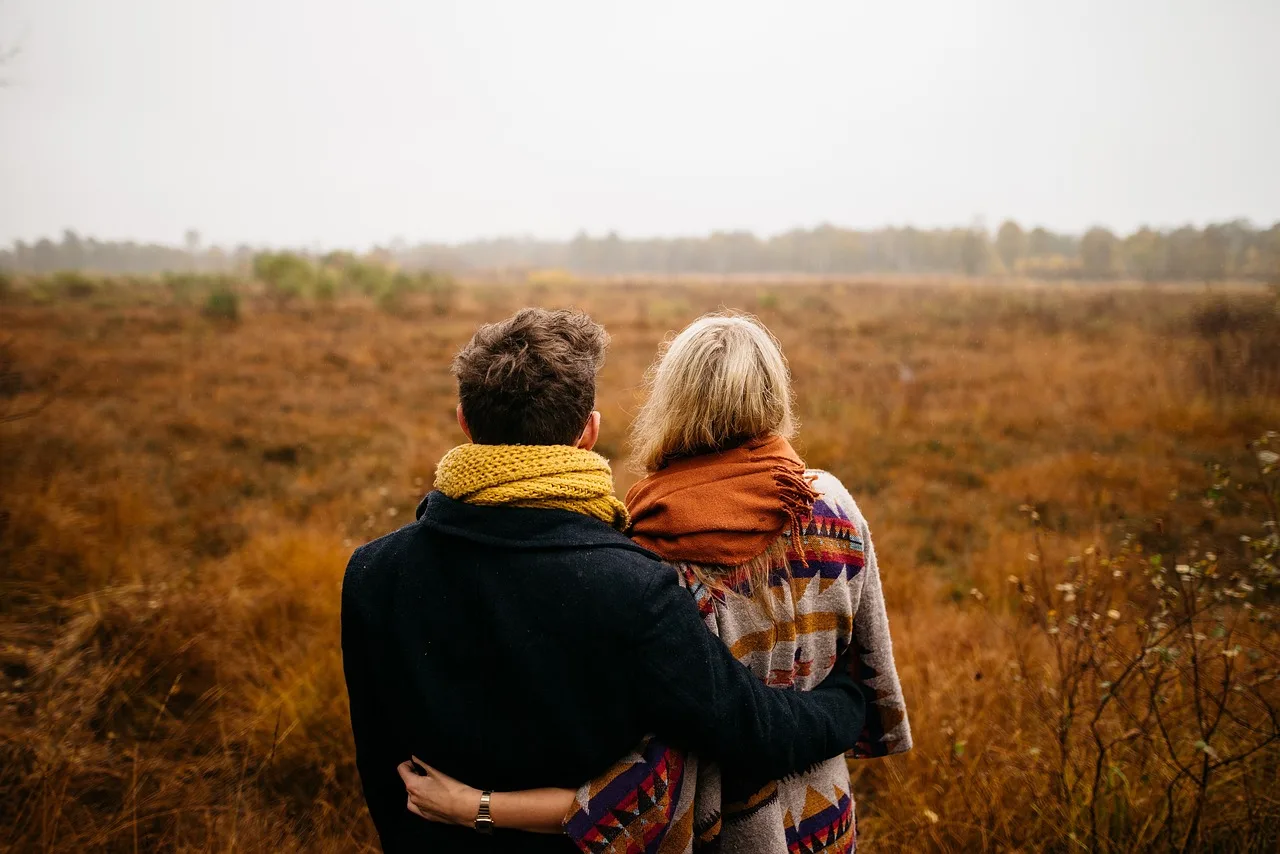 Découvrir une rencontre douce et élégante quand on est timide : guide pour une approche naturelle et rassurante