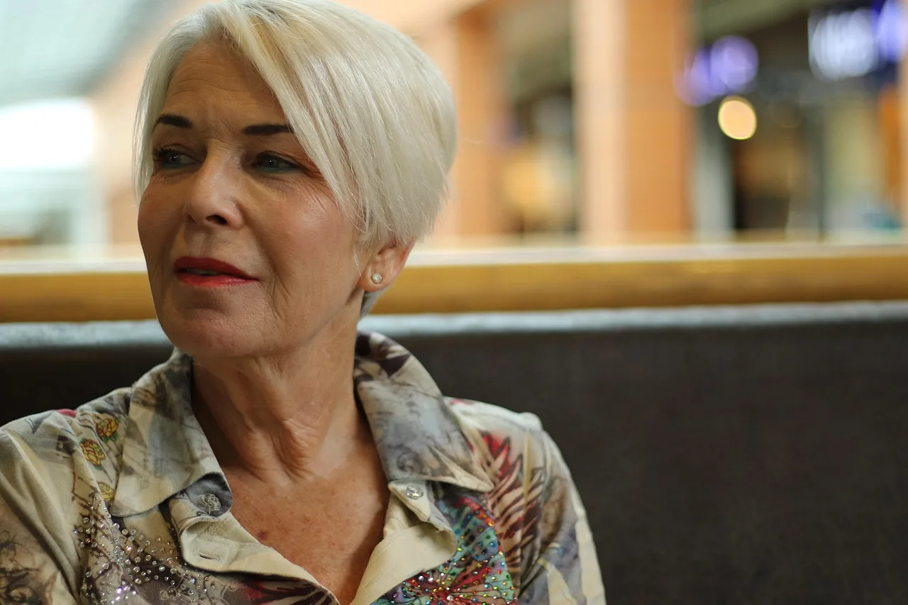Flirt local discret après 50 ans : comment rencontrer avec élégance et sérénité