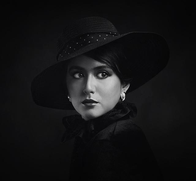 Camgirl privée sexy provocante chuchote à la caméra session torride confidentielle