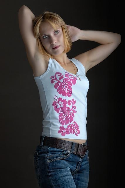 Femme à suivre en cam romantique rend la soirée magique ambiance feutrée et complice