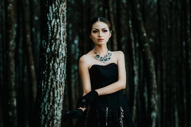 Camgirl brune timide délicate joue avec sa caméra webcam pour adultes avertis