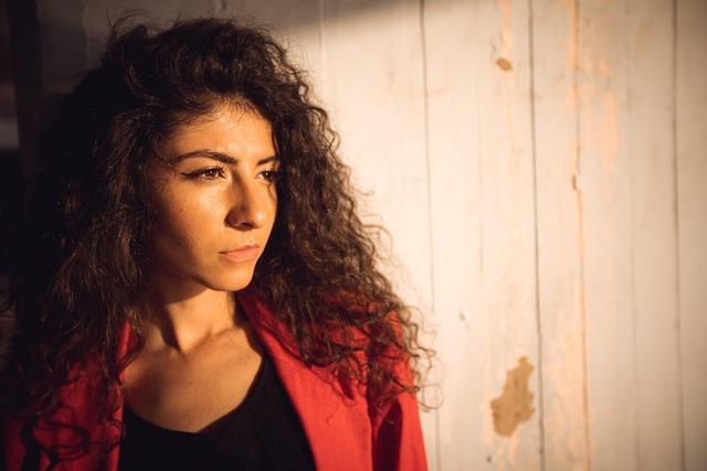 Showgirl torride française discrète commence son show soft en toute sérénité