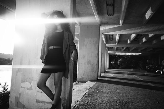 Modèle érotique soft enflammée fait un show discret session torride confidentielle