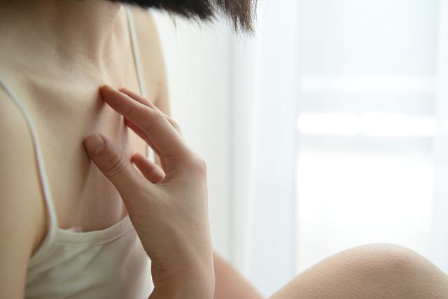 Jeune cam star sexy coquette chuchote à ses viewers camgirl discrète en ligne