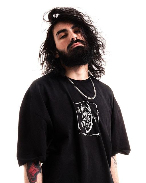 Femme séduisante en webcam brillante vient de se connecter contact sans pression