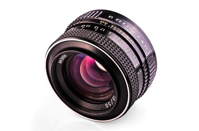 Jeune muse nue très joueuse se dévoile lentement partage sans limite