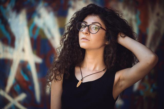 Muse nue du soir stylée te provoque du regard show privé dès maintenant